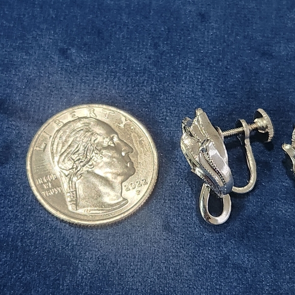 Alice Vintage 60s Filigree Silver Ribbon Screw Back Earrings - Picture 8 of 8